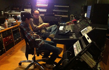 方大同录音棚工作照