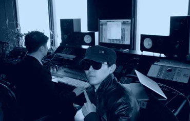 方大同录音棚工作照